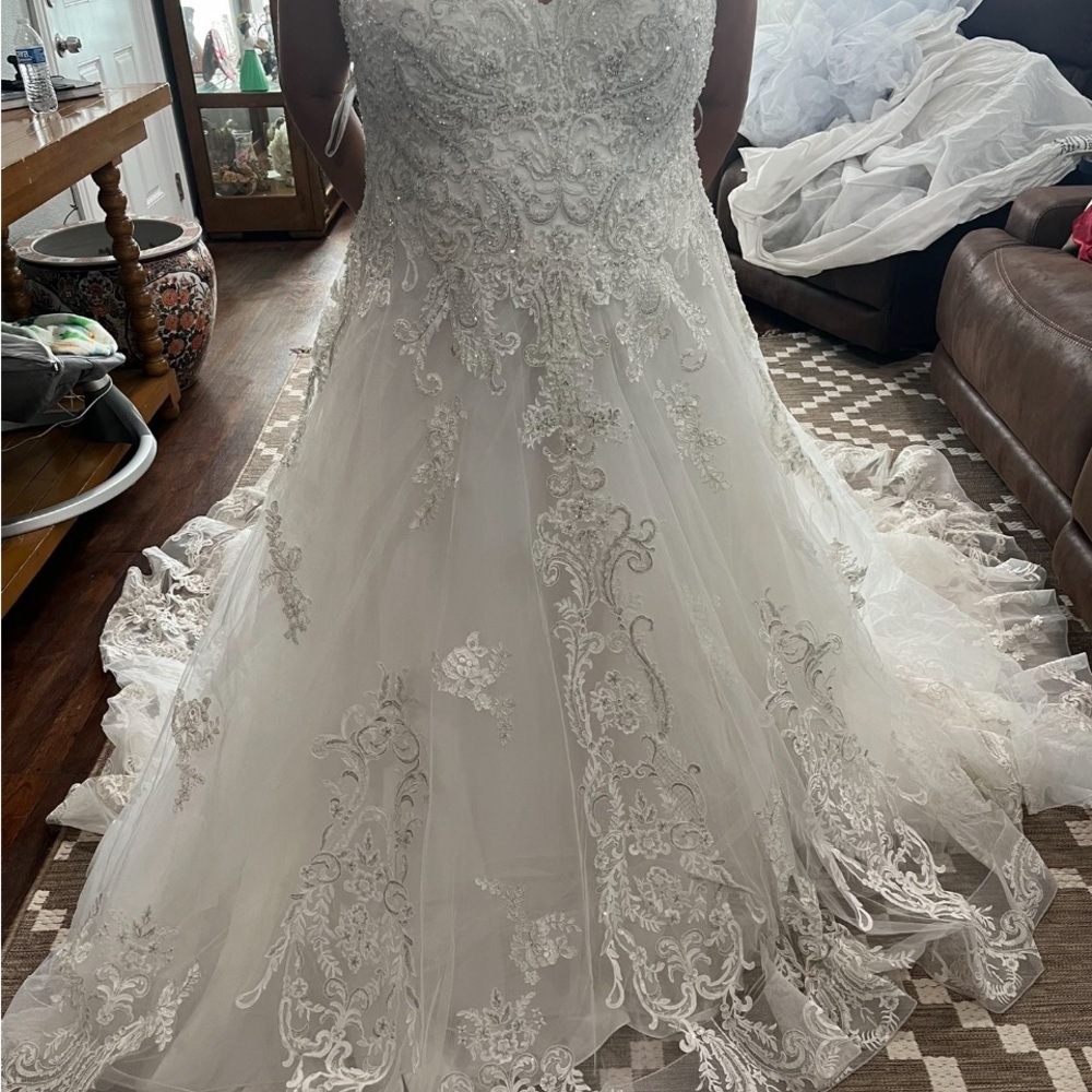 Elegant White Lace Wedding Dress